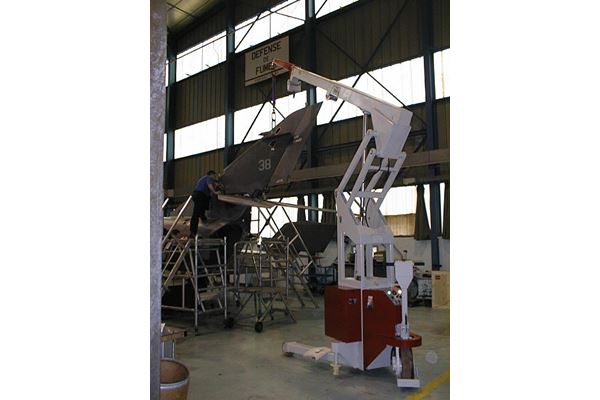 3000kg全電動型移動式吊車-吊掛飛機尾翼零件